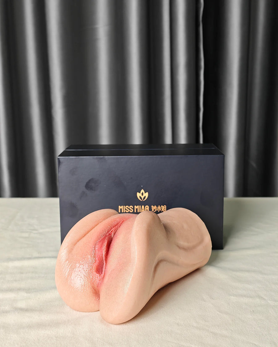 Wenwen Realistic Silicone Stroker front view with product box